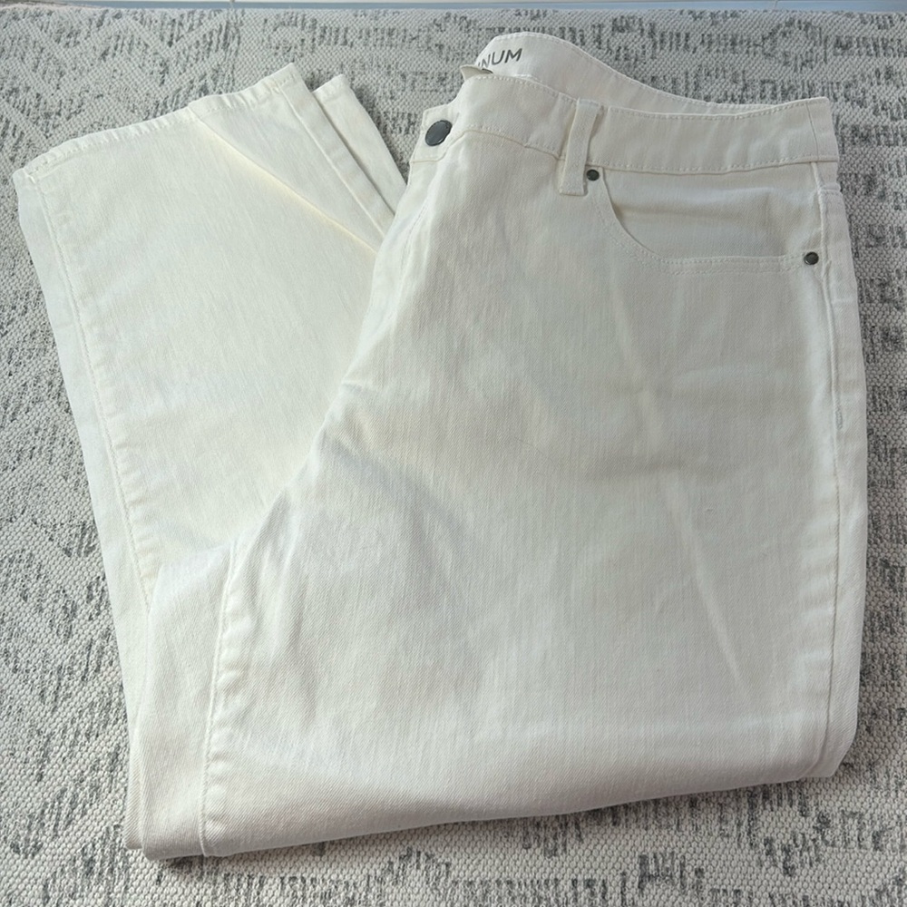 Chico’s Platinum White Cropped Jeans Sz 3 Stretch Denim